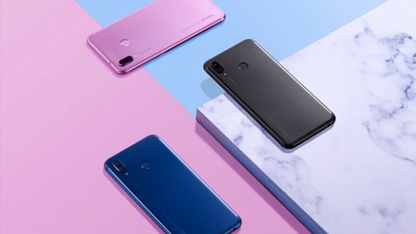 The Honor Play will be available at SAR 1,199 for purchase at Jarir, Extra, Lulu & other markets in KSA, and at AED1,199 at retail stores from August 1 in UAE.