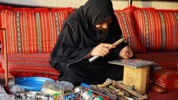 سيطلع المشاركون في ورشة العمل على مقدمة توضح مفهوم حرفة صياغة الفضة، وطبيعة هذا المعدن وخصائصه.