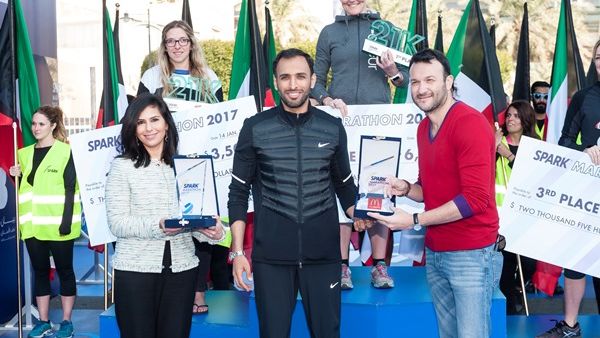 Loulwa Al-Ayoubi – Senior External Affairs Manager, Burgan Bank & Abdulmohsen Al-Babtain, Head of Spark Marathon Organizing committee giving awards to winners