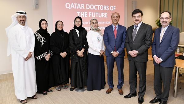 الطالبات الفائزات مع العميد الدكتور جاويد شيخ وبعض أعضاء هيئة التدريس وأولياء الأمور.