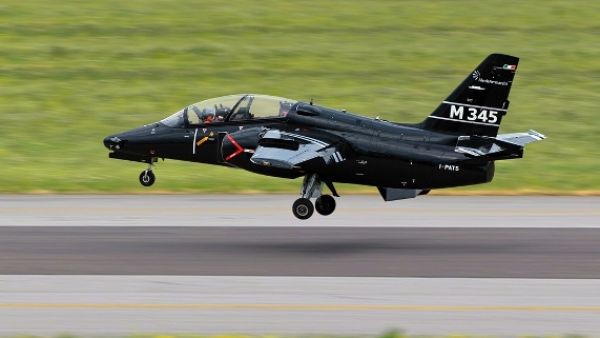 طائرة M-345 النفاثة التدريبية الجديدة