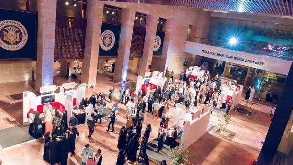 التقى أكثر من 100 طالب من الملتحقين حديثًا بالجامعة وأفراد عائلاتهم بأساتذتهم وزملائهم المقبلين.
