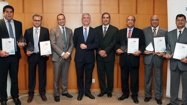 Mashreq officials receive the awards