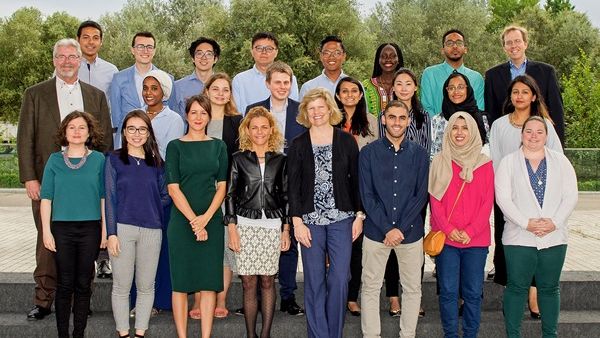 أعضاء برنامج صوت المتعلمين 2016-17، التابع لمؤتمر "وايز"، مع المرشدين خلال الدورة الداخلية في مدريد. 