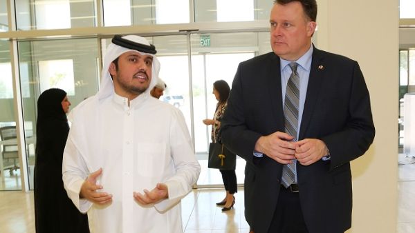 السيد مايك سافاج، عمدة مدينة هاليفاكس في كندا، أثناء زيارته للمقر الرئيسي لمؤسسة قطر بالمدينة التعليمية.