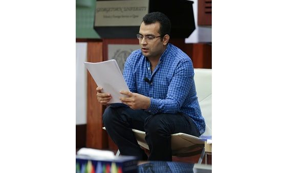 الشاعر محمد أبوزيد خلال الأمسية شعرية
