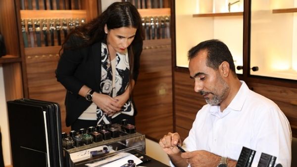 يعرض متجر الدار في سيتي سنتر البحرين طيفاً عريضاً من الساعات الجديدة ومجموعات المقتنيات. يعرض متجر الدار في سيتي سنتر البحرين طيفاً عريضاً من الساعات الجديدة ومجموعات المقتنيات.