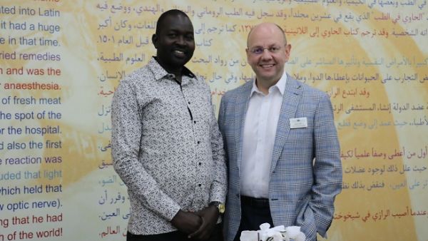 الدكتور عمار مع المريض