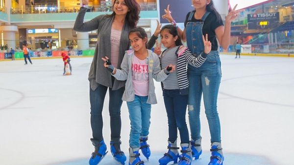 يمكن للأطفال اصطحاب أمهاتهم للتزلج معاً في "حلبة دبي للتزلج".