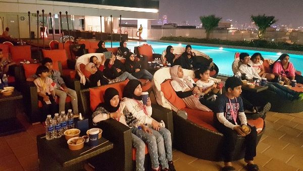 عرض سينمائي بالقرب من المسبح