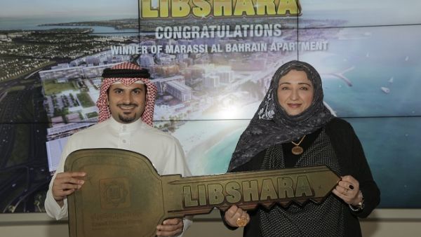 Mr. Subah Al Zayani with the Grand Prize winner, Ms. Ruqaya Abdul Hafedh Rabeei.