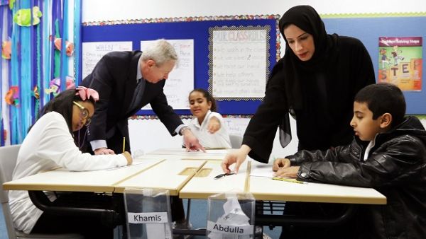 السيدة بثينة علي النعيمي، رئيس التعليم ما قبل الجامعي في مؤسسة قطر، والسيد برنارد دان، رئيس شركة بوينج الشرق الأوسط وشمال إفريقيا وتركيا، خلال اللقاء مع الأطفال المشاركين في برنامج "محرك الابتكار".