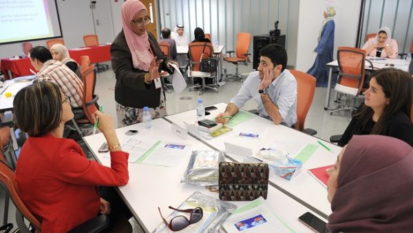 السيدة مها النشار تتحدث خلال إحدى الجلسات