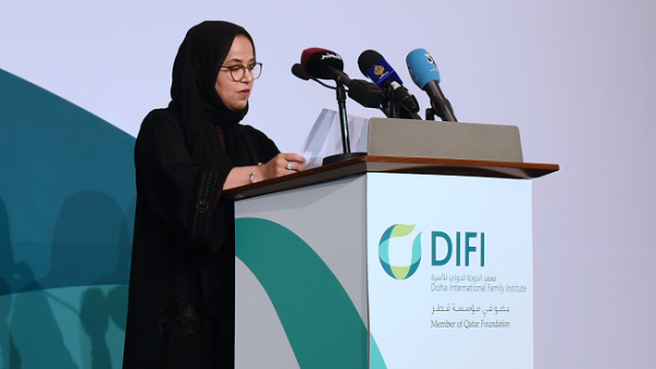 السيدة نور المالكي الجهني، المدير التنفيذي لمعهد الدوحة الدولي للأسرة، تلقي الكلمة الافتتاحية خلال مؤتمر "التربية الوالدية ورفاه الطفل والتنمية" الذي يُعقد في فندق سانت ريجيس.  
