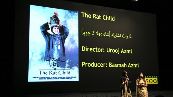 أروج عزمي وبسمة عزمي يتحدثان عن فلميهما The Rat Child في ليلة العرض الأول السنوية لاستوديو 20Q في جامعة نورثويسترن في قطر.