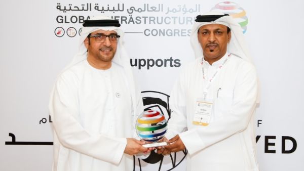 Obaid Mohammed Al Salami, General Manager of DIRC, received the award from Eng. Hassan Al Mansoori, Under Secretary of UAE Ministry of Infrastructure Development.