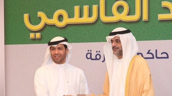 Obaid Al Shamsi, Chief of Human Resources & Admin at DIB, receives the award