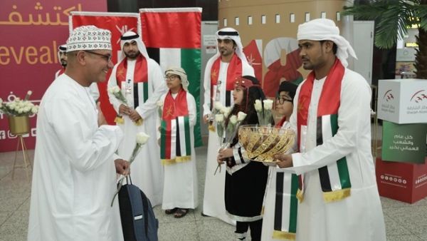 قام موظفو المطار باستقبال الزوار العمانيين القادمين إلى الإمارات عبر المطار لقضاء إجازاتهم في ربوع الدولة بالهدايا التذكارية والورود والضيافة.