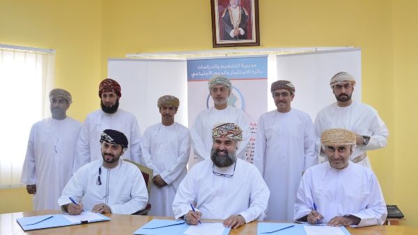 وقّع الاتفاقيات بالنيابة عن الشركة فيصل بن عبد العزيز الشنفري، مدير عام الخدمات المشتركة، وذلك مع ممثلي كلّ جمعية على حدة.