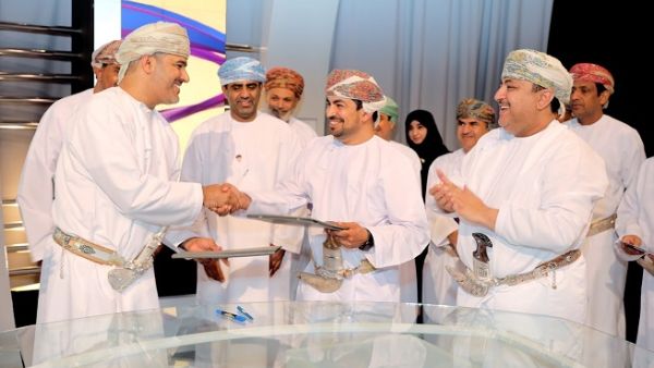 أصدر بريد عُمان طابعاً بريدياً تذكارياً من تصميم وتنفيذ الهيئة العامة للإذاعة والتلفزيون.