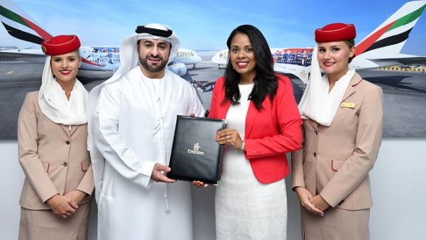 أورهان عباس، نائب رئيس أول طيران الإمارات للعمليات التجارية لمنطقة أفريقيا وشيرين فرنسيس الرئيس التنفيذي لهيئة السياحة في سيشيل.
