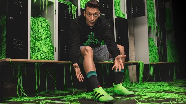 Ozil Laceless