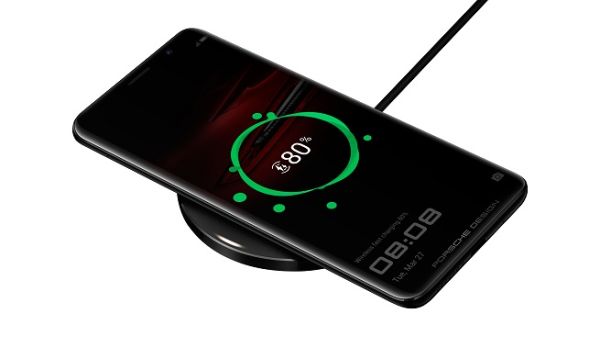 يعتبر هواوي بي 20 برو أول هاتف ذكي يحمل كاميرا بثلاثة عدسات من لايكا، كما يقدم الهاتفان تقنيات متطورة مبتكرة للذكاء الاصطناعي.