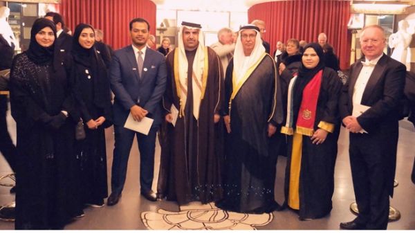 سعادة سلطان الكيتوب النعيمي وسعادة جمال بن حويرب يتوسطان الطلاب المشاركين في الزيارة