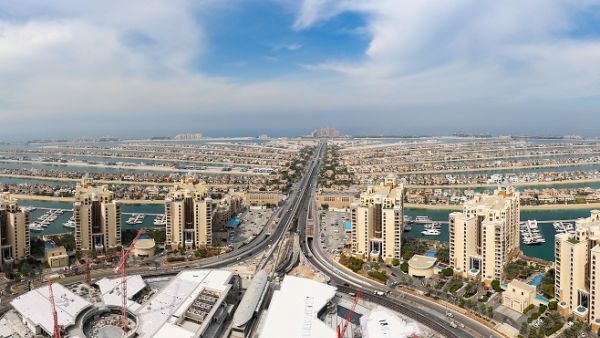 The Palm Tower’s star attraction is its rooftop dining and leisure complex from where residents and the public can marvel at awe-inspiring, panoramic views across Palm Jumeirah.