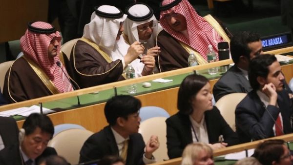 Saudi government employees receive SR12.7 billion in salaries every month. (John Moore/ AFP) Saudi government employees receive SR12.7 billion in salaries every month. (John Moore/ AFP)