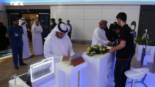 مشاركون في الحملة يقدمون مساهماتهم