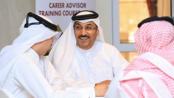 الحضور يتفاعلون في دورة سابقة من برنامج إعداد المستشارين المهنيين الذي يقدمه مركز قطر للتطوير المهني