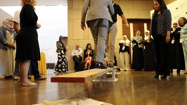 المشاركون في البرنامج الأكاديمي التدريبي العالمي للقيادات الشابة العاملة في قطاع سلامة المرضى يؤدون أنشطة لبناء الفريق.   
