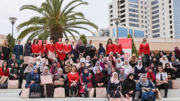 شارك الأمهات في فقرات حفل مجموعة من موظفي الملكية الأردنية والقائمين على مركز هيا الثقافي.