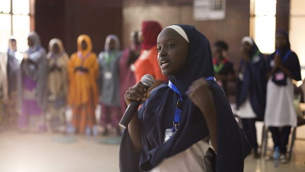 متأهلة للمنافسة على جوائز مؤتمر وايز لعام 2018 من مبادرة 'نادي الفتيات الآمن' تتدرب للحديث عن مشروعها.