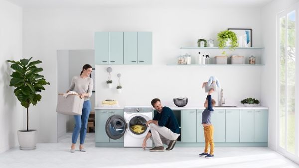 The QuickDrive™ washer is also equipped with Q-Rator, Samsung’s intelligent laundry assistant. 