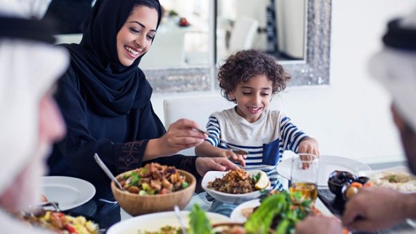 تحفل أرجاء فندق هيلتون العين بالديكورات الرمضانية التراثية، ويوفر لضيوفه تجربة ذوقية لأشهى أطباق وجبات السحور والإفطار التي يقدمها مطعم "فليفورز" في أجواء راقية ومتميّزة. 