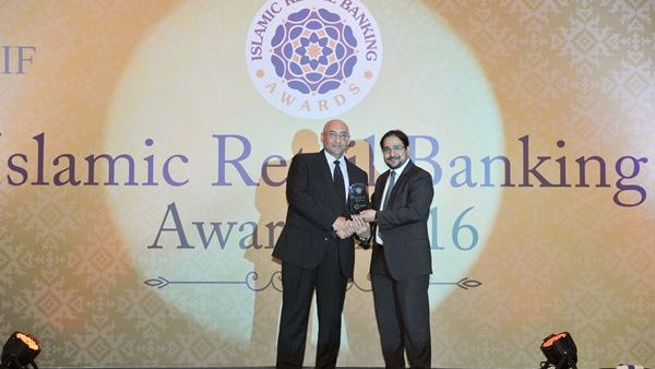 Sanjay Malhotra, Chief of Consumer Banking at DIB, receiving the award during the ceremony