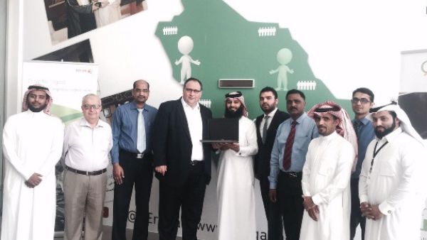 تبرع فريق زيروكس السعودية بعددٍ من أجهزة الكومبيوتر المستعلمة للجنة ارتقاء الخيرية لضمان عدم ارسالها النفايات ، وتسليط الضوء على موقف زيروكس من الاستدامة.