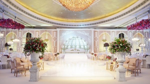 ادخلوا عالمًا من الخدمات المميزة، والديكورات الملوكية، في حفل زفاف يصل إلى أقصى درجات الفخامة في فندق سانت ريجيس أبوظبي.