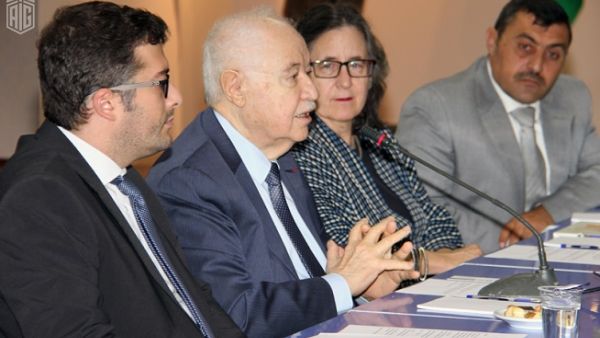 رعى سعادة الدكتور طلال أبوغزاله الحفل بحضور رئيس مكتب الثقافة في السفارة الإيطالية في الأردن، الأستاذ فيدريكو فيديتش ومدير المركز الأمريكي للأبحاث الشرقية، الأستاذ باربرا بورتر والأستاذ علي الخياط، مساعد المدير العام لقسم الآثار.