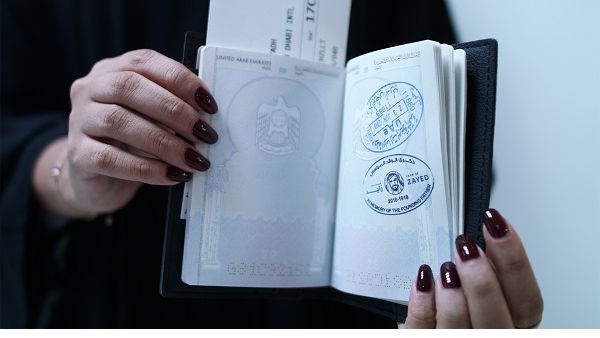الجوازات بأختام عام زايد في مطار أبوظبي الدولي