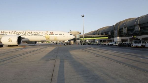 طيران الإمارات أول ناقلة دولية تستخدم مطار مسقط الجديد.