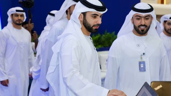 بدأ برنامج لامع عام 2015، ويهدف إلى تأهيل شباب المواطنين لقيادة صناعة الفعاليات، وهو ما يتفق مع الخطة الاستراتيجية لمركز دبي التجاري العالمي، في توطين صناعة الفعاليات. بدأ برنامج لامع عام 2015، ويهدف إلى تأهيل شباب المواطنين لقيادة صناعة الفعاليات، وهو ما يتفق مع الخطة الاستراتيجية لمركز دبي التجاري العالمي، في توطين صناعة الفعاليات.