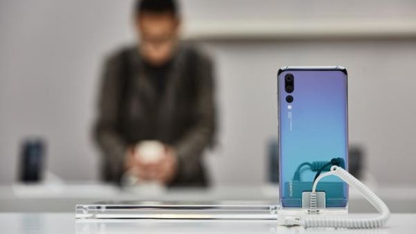 يعد هاتف هواوي بي 20 برو Huawei P20 Pro الجديد أول هاتف ذكي في العالم بنظام ثلاثي للكاميرات الخلفية. يعد هاتف هواوي بي 20 برو Huawei P20 Pro الجديد أول هاتف ذكي في العالم بنظام ثلاثي للكاميرات الخلفية.