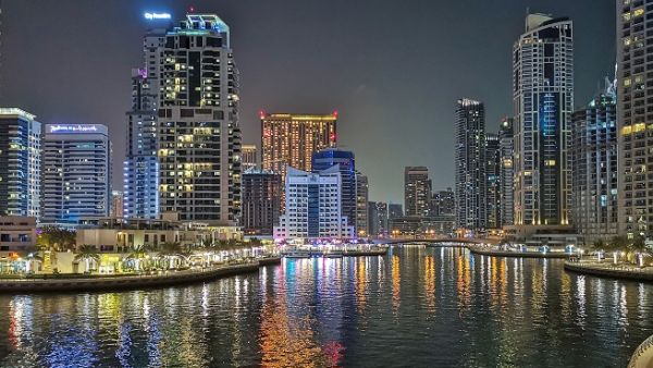 The Wide Angle Lens enables you to cram more into your shot.