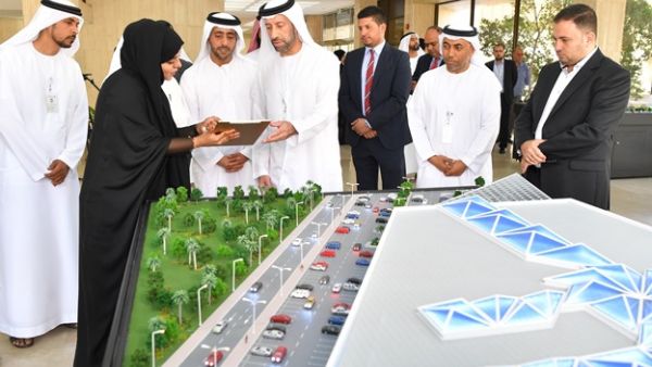 سيف بدر القبيسي وناصر بطي بن عمير المهيري يطلعان على مجسمات السوقين.