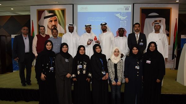 مدير جمارك دبي يتوسط الموظفين المتطوعين مدير جمارك دبي يتوسط الموظفين المتطوعين
