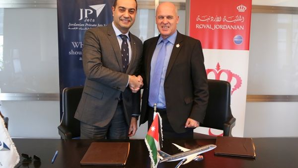 ستيفان يشلر، الرئيس التنفيذي للملكية الأردنية ونادر مناع، الرئيس التنفيذي للشركة الأردنية لخدمات الطائرات الخاصة  خلال توقيع الإتفاقية.
