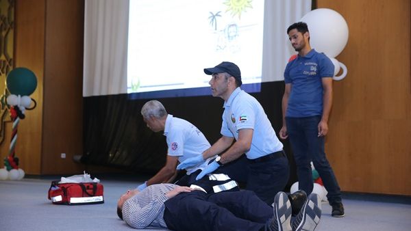 تناولت ورشة العمل محاور عدة، أبرزها مخاطر الإجهاد الحراري وطرق الوقاية منه وآثاره الطبية على جسم الإنسان، وأعراضه وطرق العلاج منه.
